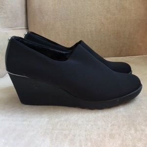 Donald Pliner Lilie Crepe Wedge